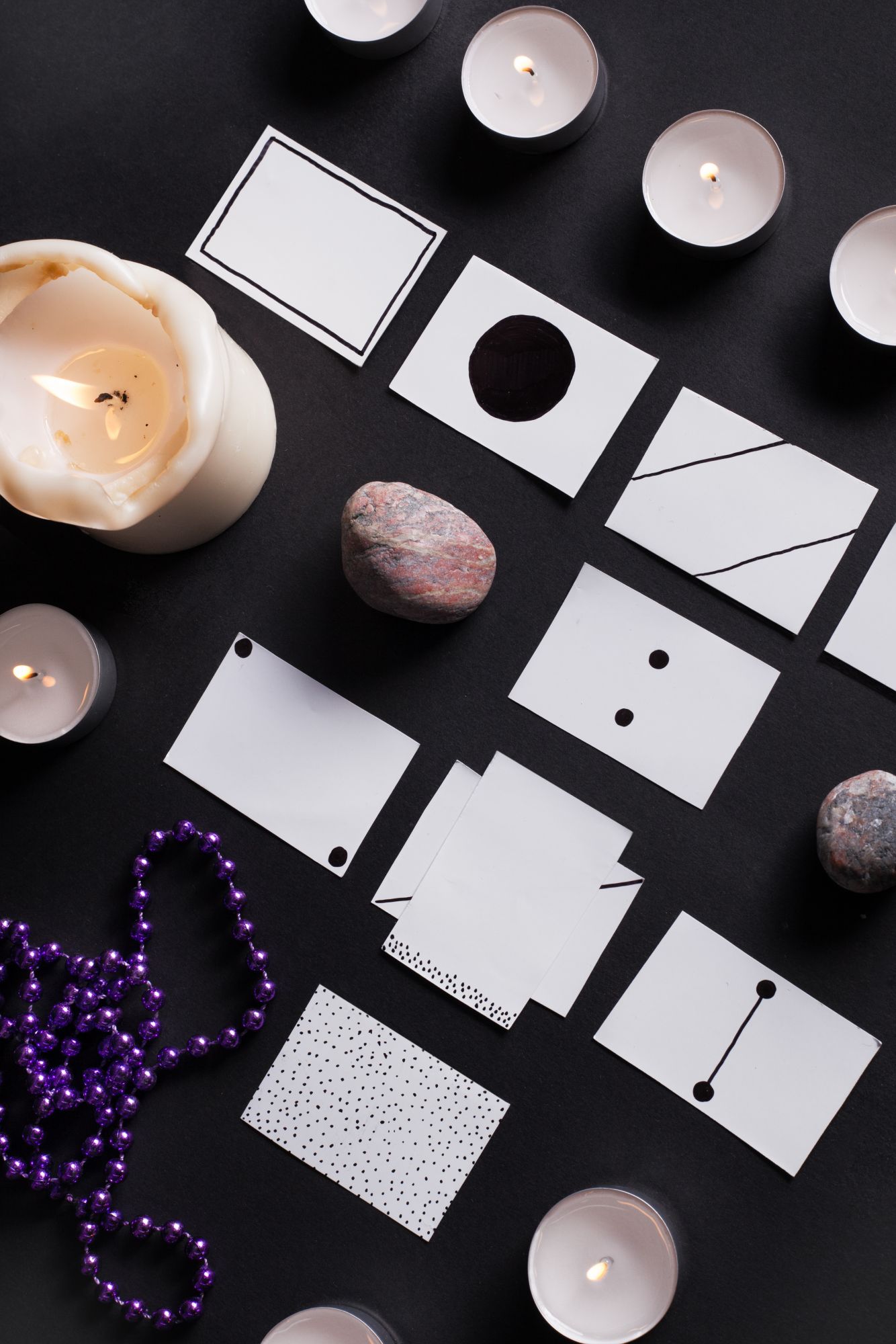 Worum geht es? – Was hat dazu geführt? – Was wird erkannt, was wird gespürt? – Wie siehst du es, wie sehen es die anderen? – Bist du öfter hier, an diesem Punkt? Taschen-Tarot von Irene Szankowsky