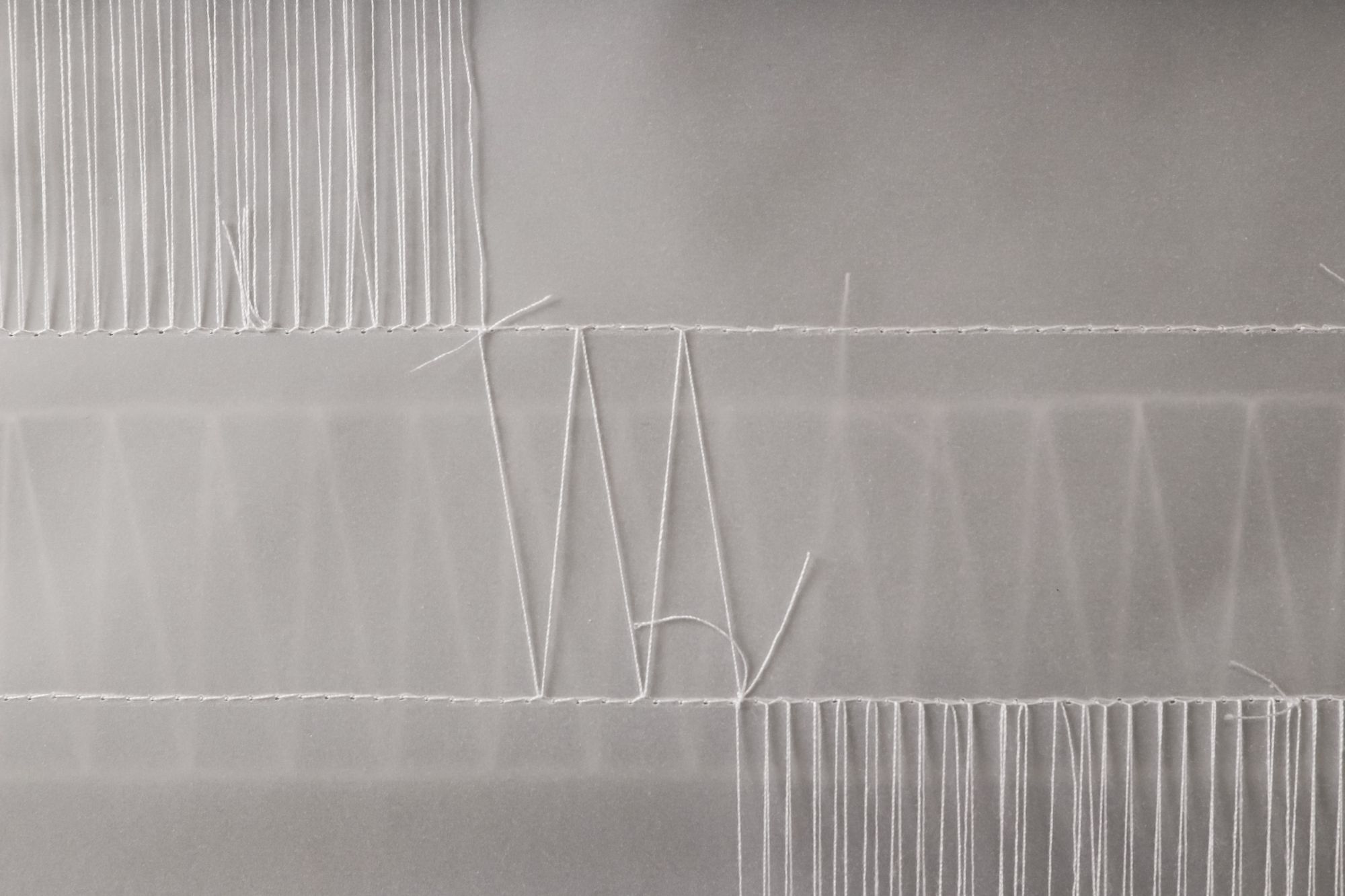 Agata Hörttrich / Stefanie Messner (Näh- und Knüpftechnik / Fadenspiel auf Transparentpapier) 